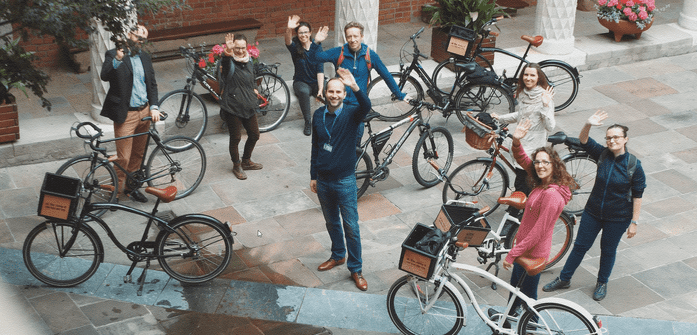 grupa osób na wycieczce rowerowej po Krakowie